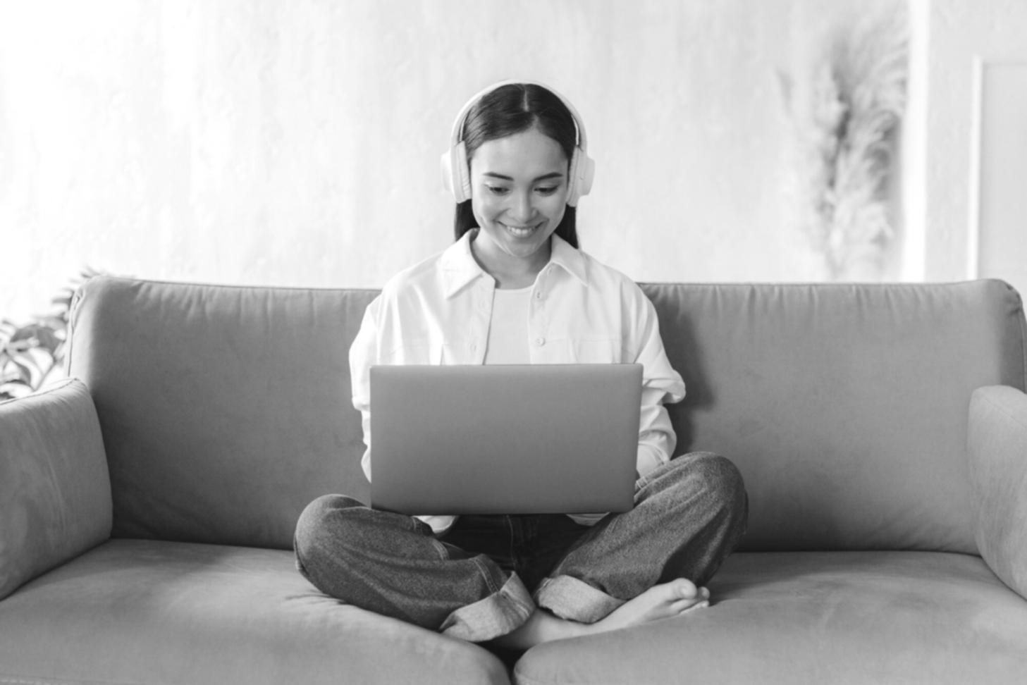Espace de travail moderne avec documents financiers et calculatrice